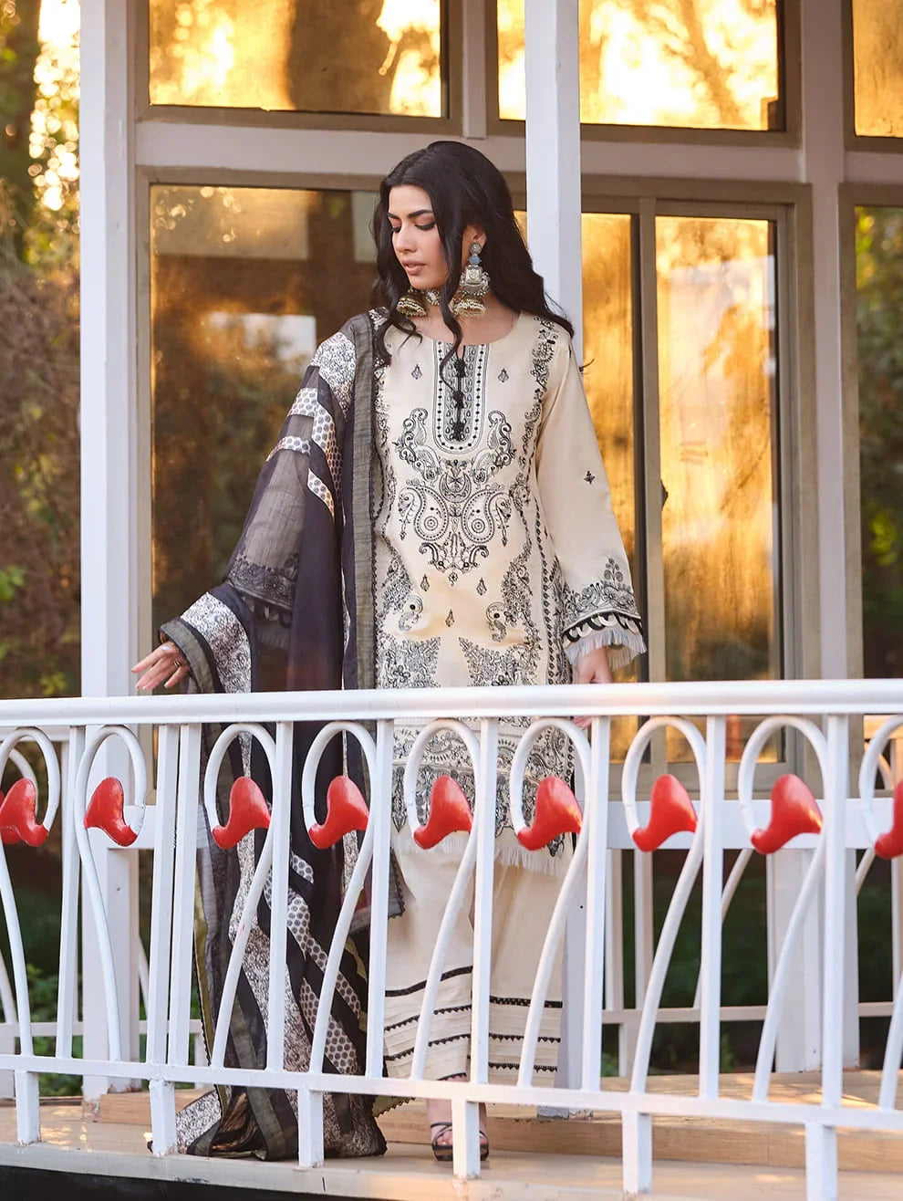 MLL-04  IVORY ELEGANCE Unstitched 3 Piece Luxury Lawn