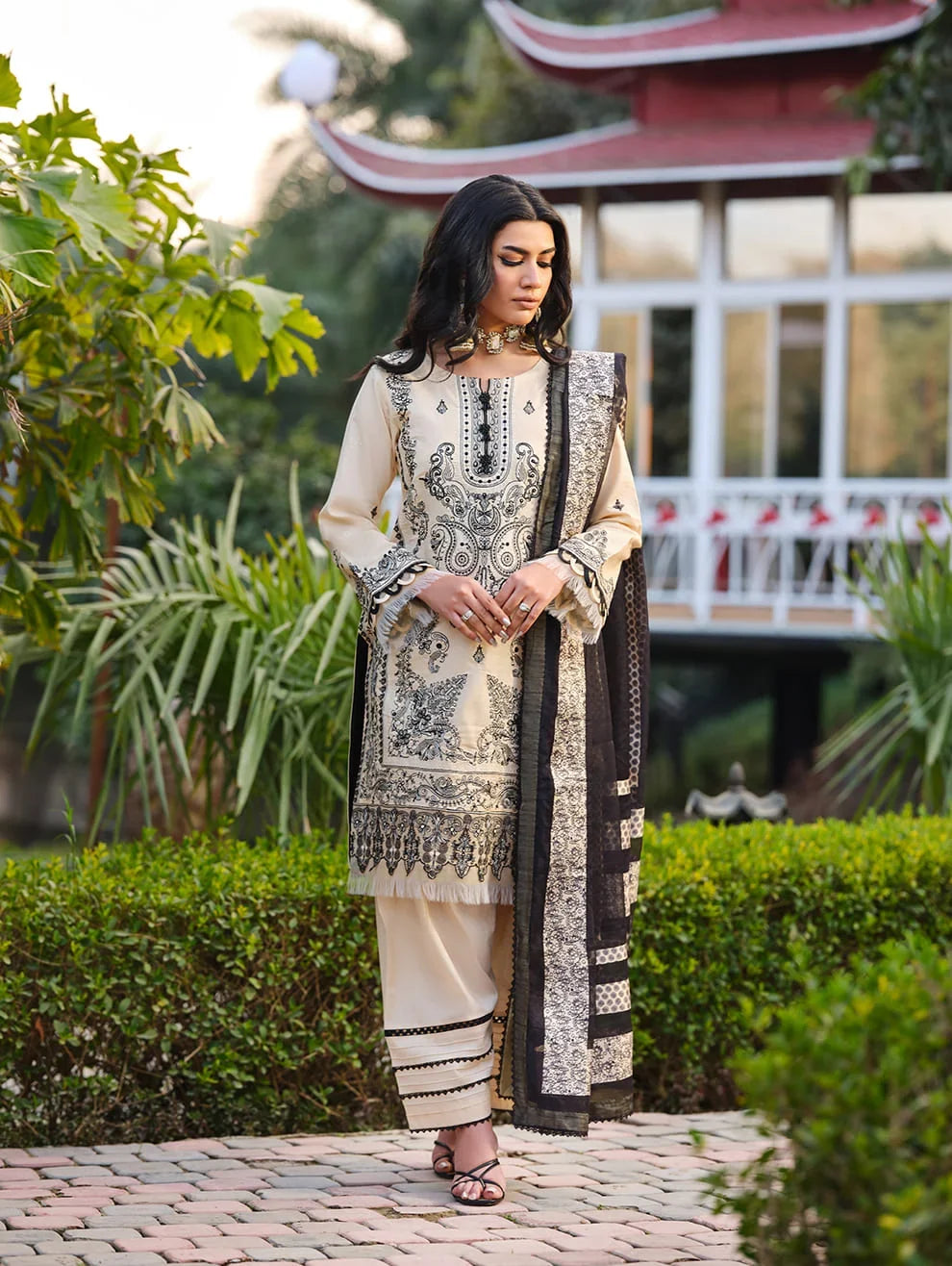 MLL-04  IVORY ELEGANCE Unstitched 3 Piece Luxury Lawn
