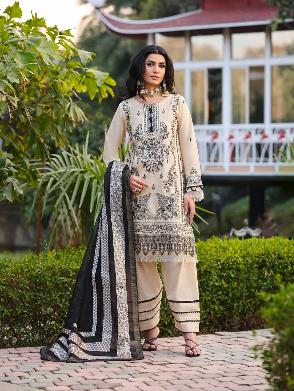 MLL-04  IVORY ELEGANCE Unstitched 3 Piece Luxury Lawn