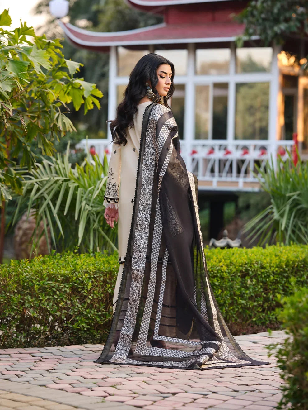 MLL-04  IVORY ELEGANCE Unstitched 3 Piece Luxury Lawn